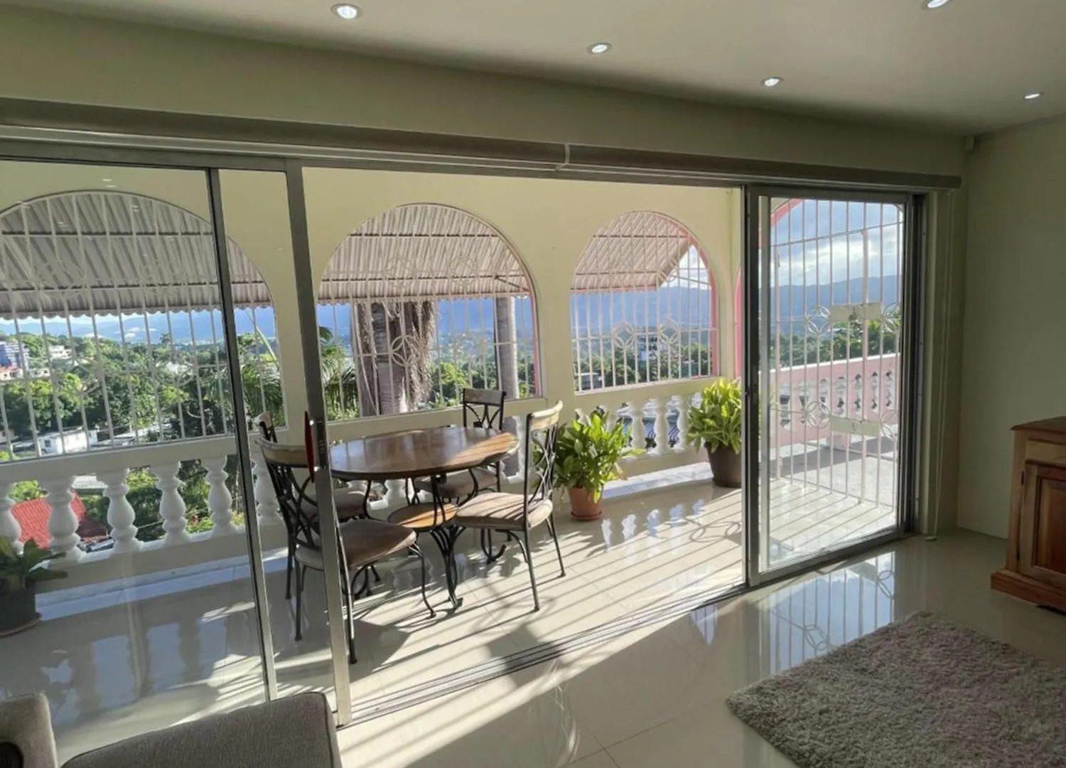Three Palm Villa مونتيغو باي بيت ضيافة